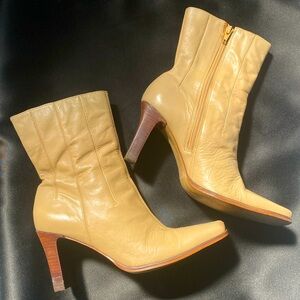 Vintage tan leather booties. Made in Brazil. Size 8B. Bra. 37. EUR. 39.